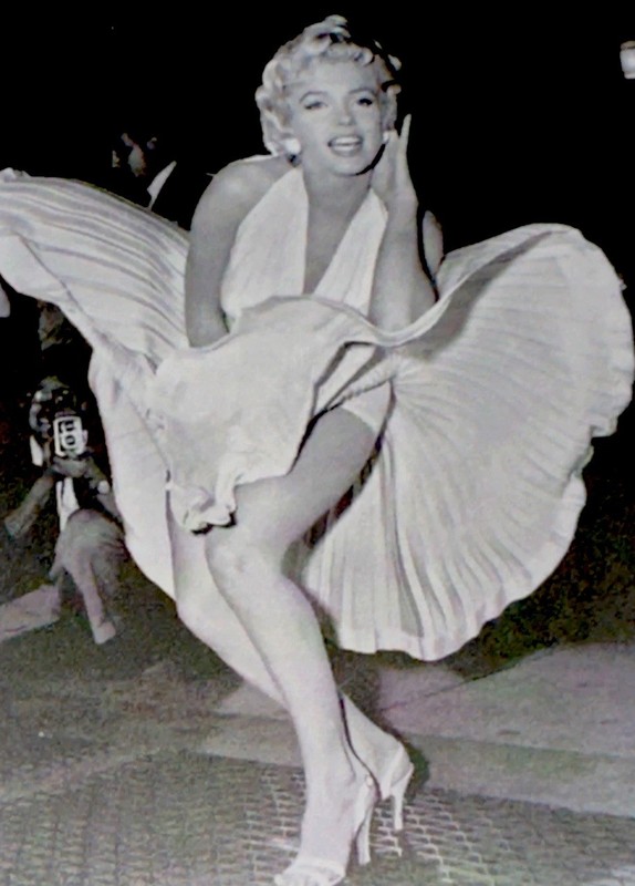 MARILYN MONROE STICKER✨💋👠💄👠💋✨3” X 2”✨SEXY & BEAUTIFUL✨LEYEND✨AWESOME✨🤍💫