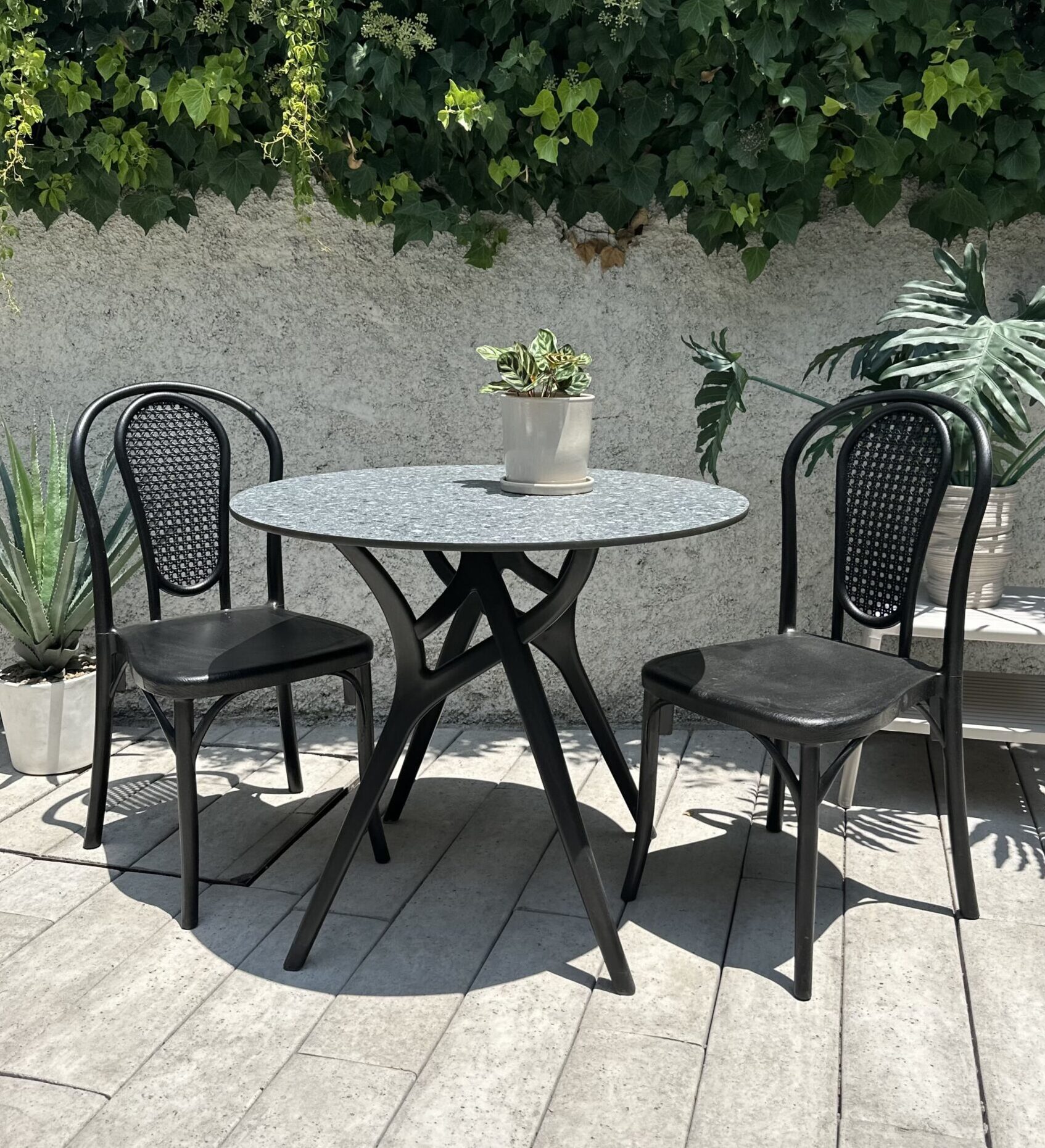 FullSizeRender-1-1-scaled-e1767980236510.jpg Mesa Ivy redonda Terrazzo Negra - Imagen 1